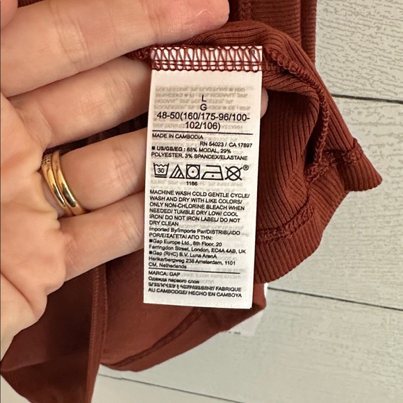 NWT ✨ Gap Cropped Rib Tank - Picture 4 of 5